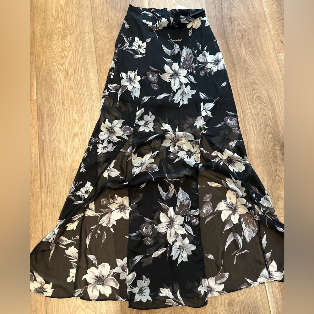Audrey 3+1 NWT Medium floral skirt